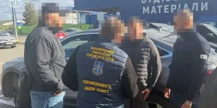 Брав $1000 за пропуск товарів без огляду: на Волині викрили митника на хабарі (фото)