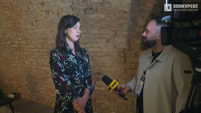 Біль та сила: у луцькому підземеллі показали картини і фото ветеранів (фоторепортаж)