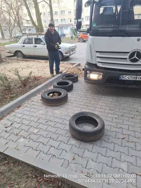 У Луцьку муніципали демонтували незаконні обмежувачі руху для екстрених служб (фото)