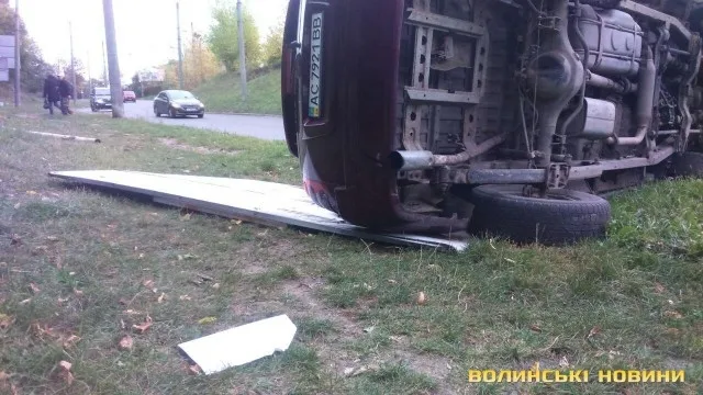 Не вписався в поворот і перекинувся: у Луцьку п'яний адвокат скоїв ДТП (фото)