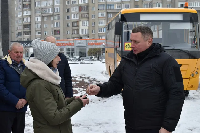 Ще три громади Волині отримали шкільні автобуси: які саме (фото)