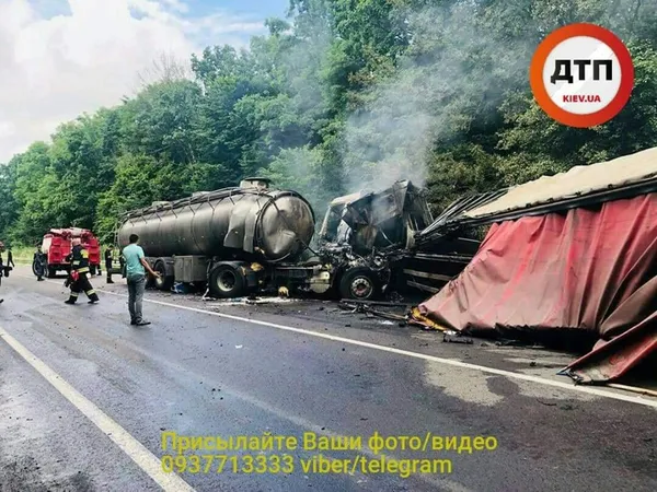 На трасі Ковель–Чернівці сталася жахлива ДТП із фурами (фото)