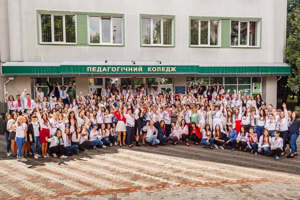 У Луцькому педколеджі відсвяткували День вишиванки (фото)