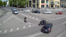У центрі Луцька автівка збила мотоцикліста (відео)