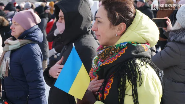 Свято єднання: у Луцьку розгорнули довжелезний стяг у День Соборності (фото, відео)