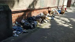Поприбирала: лучанка знесла з квартири старі меблі й одяг під будинок (фото)