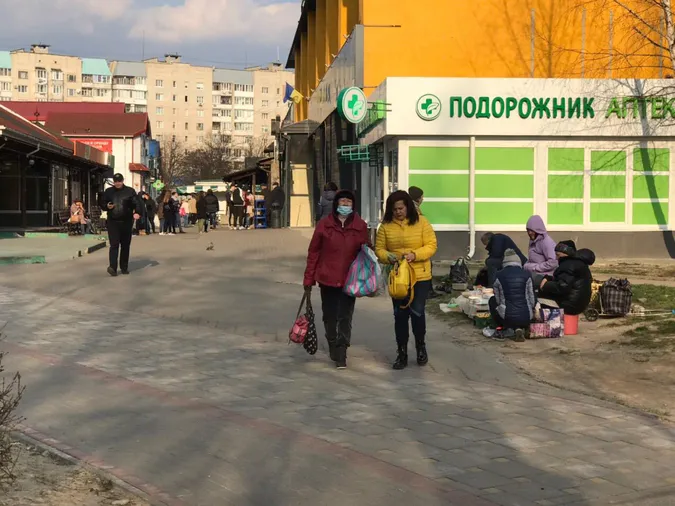 У Луцьку, попри карантин, продають продукти з землі (фотофакт)