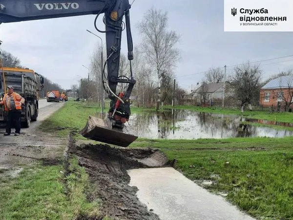 Розчищають труби та канави: на Волині запобігають підтопленню доріг (фото)