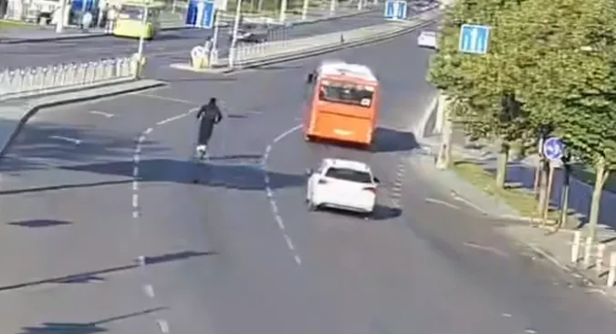 Небезпечна їзда: у Луцьку водій електросамоката обганяв авто серед дороги (відео)