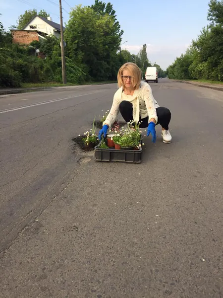 У Луцьку на двох вулицях у вибоїнах посадили квіти (фото, оновлено)