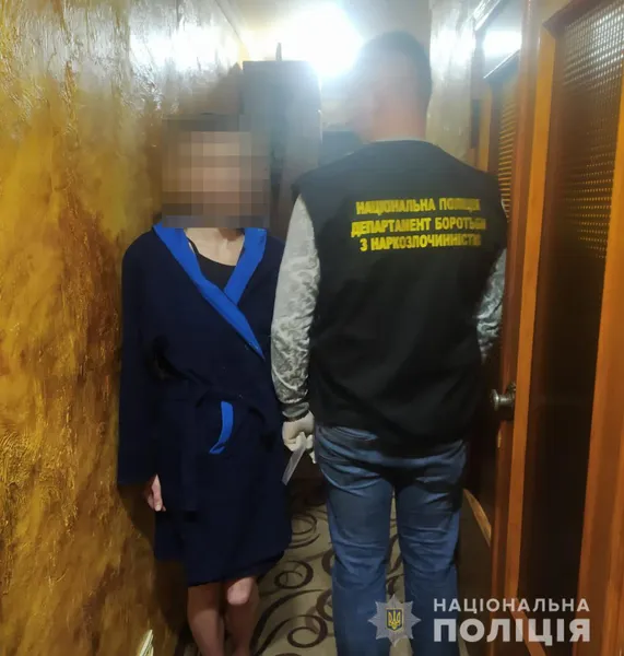У Нововолинську затримали жінку, яка торгувала наркотиками «з рук у руки» (фото, відео)