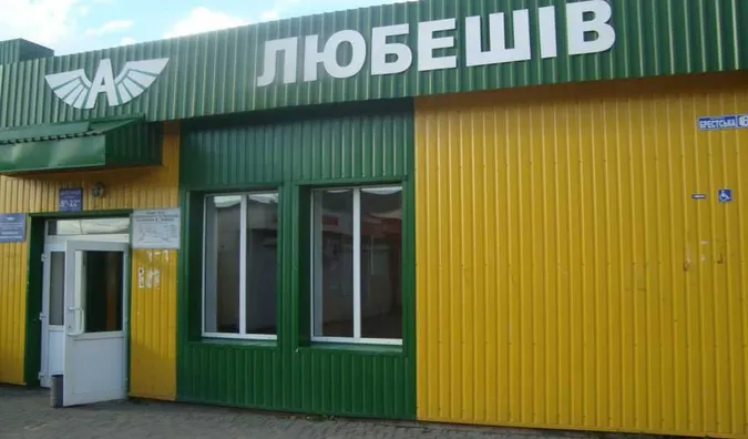 У Любешеві 18-річний юнак вирвав сумку з грошима