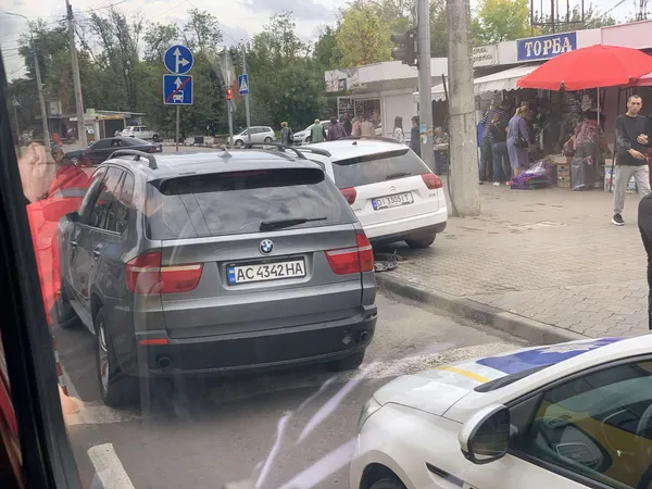 BMW не пропустив – Citroen влетів у знак: деталі ДТП у Луцьку біля Старого ринку (фото)