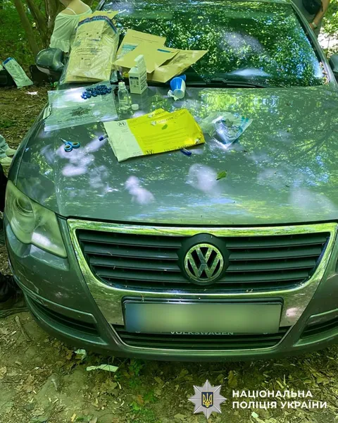 Ховали наркотики в землі: двом волинянам на Рівненщині загрожує до 12 років в'язниці (фото)