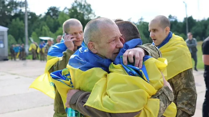 Черговий обмін полоненими: додому повертаються воїни ЗСУ, Нацгвардії та прикордонної служби (фото)