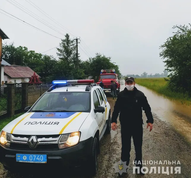 Негода в гірських районах: розмило дороги та мости, авто й городи у воді (ФОТО)
