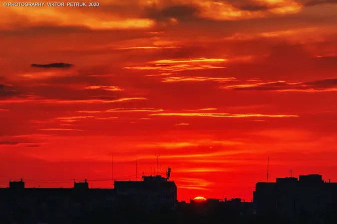 Літо попрощалося вогняним заходом сонця: фото з Луцька
