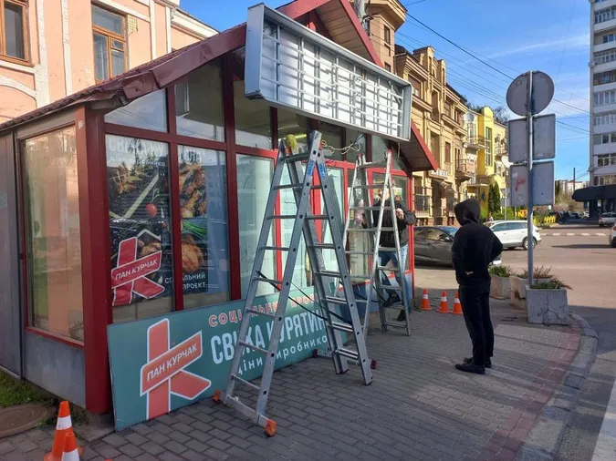 У Луцьку позбулися неестетичних вивісок й реклами (фото)
