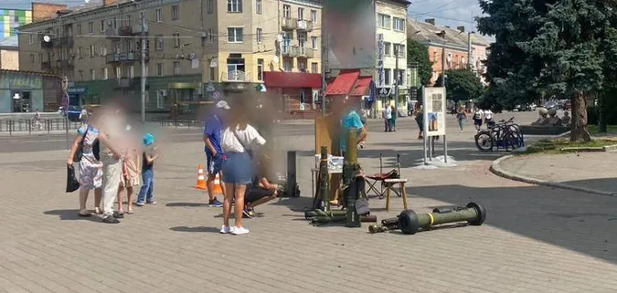 У центрі Луцька 75-річний дідусь обікрав волонтера (фото)