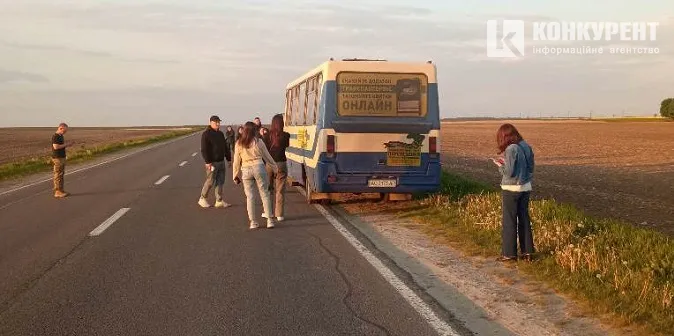 Пасажирів довозили попутки: біля Радехова зламався автобус «Ужгород – Луцьк» (фото)