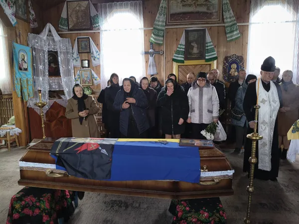 Рівно через рік після загибелі: на Волині попрощалися з Героєм Юрієм Камцем (фото)
