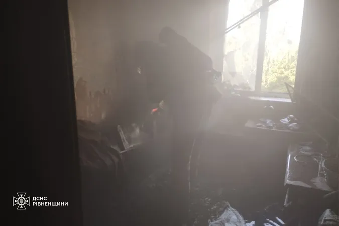 У Рівному вогнеборці винесли з пожежі непритомного собаку (фото)