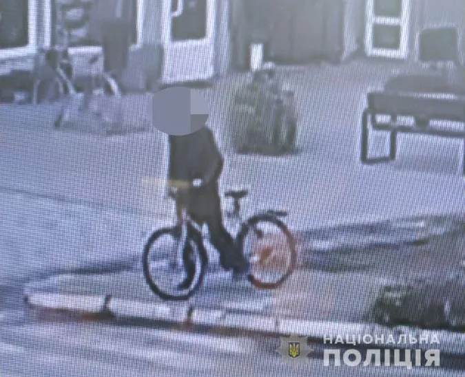 На Волині чоловік «потяг» велосипеда з велопарковки (фото)