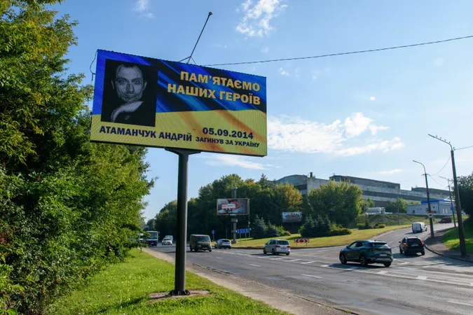 Пам'ятаємо: у Луцьку на бігбордах розмістили фотографії та імена загиблих Героїв (фото)