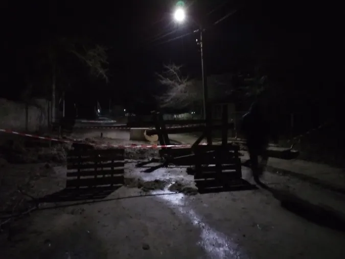У Володимирі автівка ледь не впала у 4-метрову яму через розваги п'яних молодиків (фото)