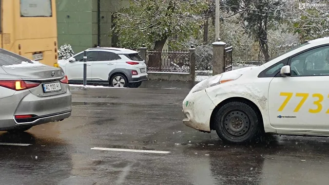 У центрі Луцька таксі «наздогнало» Lexus (фото)