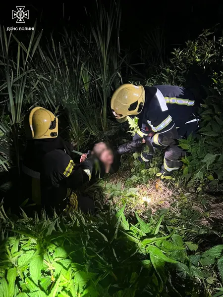 Застрягла в болоті поблизу річки: у Луцьку рятувальники визволили жінку з пастки (фото)