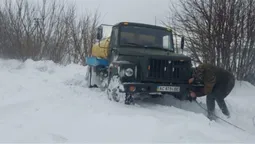 Снігова пастка: на Волині застрягли 14 авто (фото)