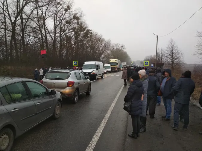 Біля Новосілок на Волині перекрили дорогу (фото)