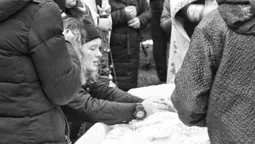 Йому було всього 27: волиняни на колінах прощалися з молодим захисником України (фото, відео)