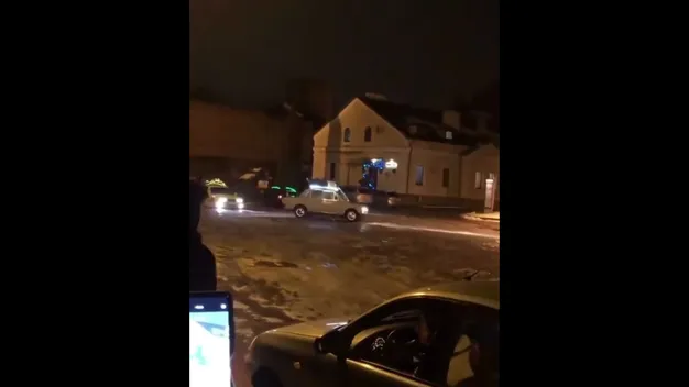 Вночі біля Луцького замку влаштували новорічний дрифт (відео)