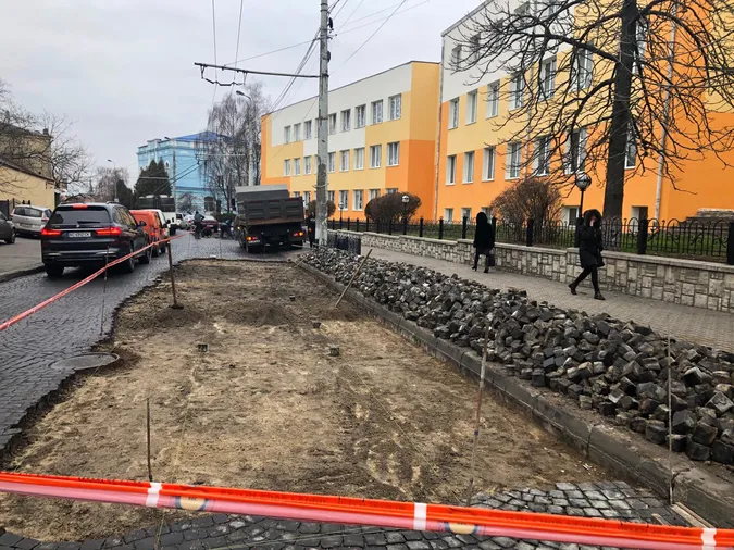У Луцьку зняли бруківку на дорозі на Богдана Хмельницького (фото)