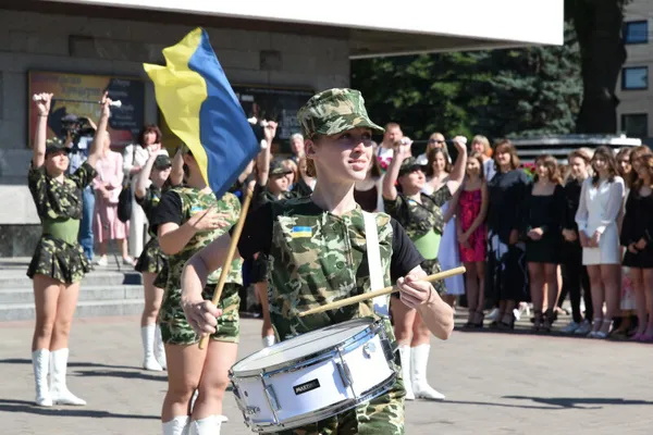 160 золотих та 43 срібних: у Луцьку вручили медалі випускникам (фото, відео)