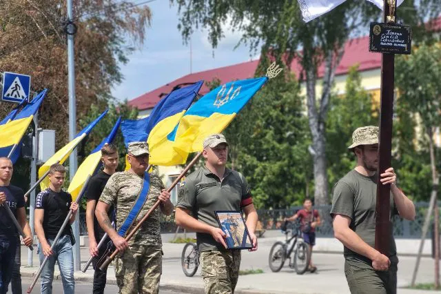 Сотні ковельчан стали на коліна перед загиблим Героєм (фото)