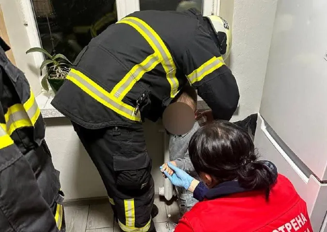 У Луцьку рятувальники визволили руку 3-річної дитини, яка застрягла в батареї (фото)