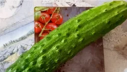 Волинянка виростила на городі гігантський огірок (фото, відео)