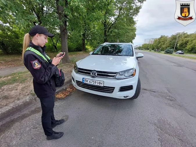 У Луцьку муніципали виписали понад 150 штрафів водіям біля авторинку (фото)