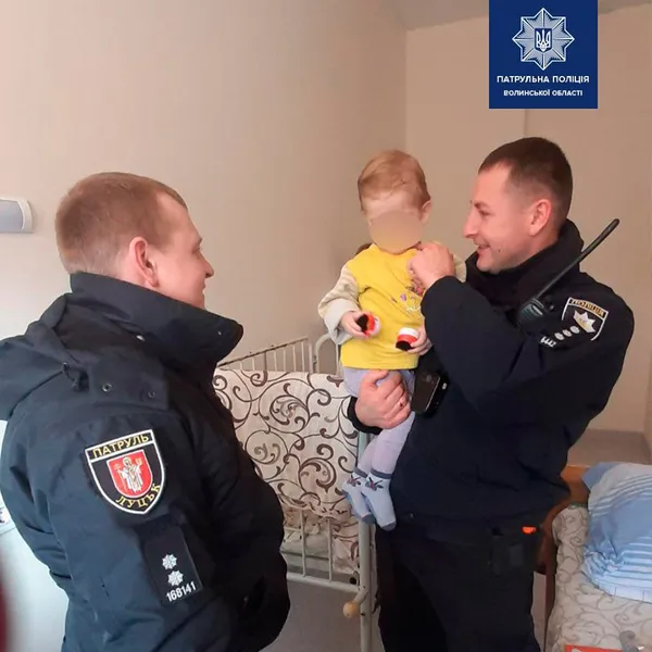Патрульні розповіли, як почувається дівчинка, яку в Луцьку на холоді «забули» батьки
