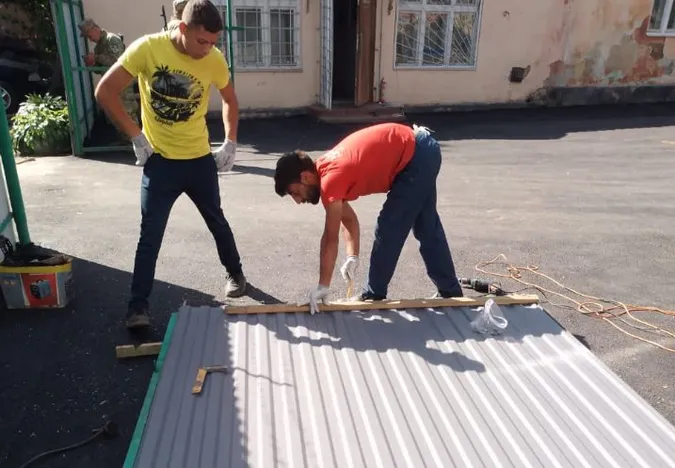 Конфлікт зі стріляниною біля ТЦК на Закарпатті: роми відновили пошкоджене майно (фото)