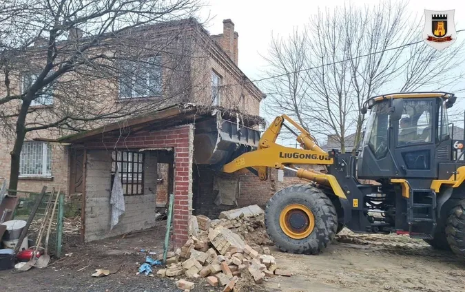 У Луцьку муніципали розвалили нічийну халупу в Старому місті (фото)