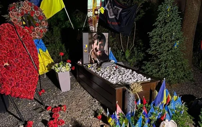 Жінку, яка пошкодила могили військових в Києві, відправили в психлікарню