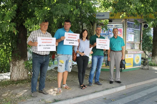У Луцьку цигарки продають прямо під школами (ФОТО)