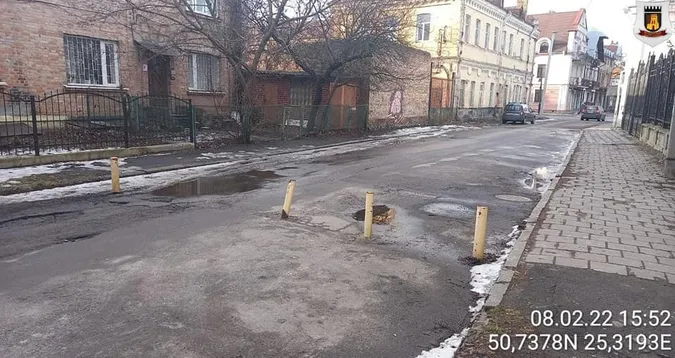Муніципали позрізають обмежувачі руху у Луцьку і прилеглих селах (фото)