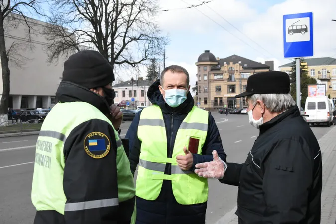 Безквиткові пасажири: в Луцьку «на полювання» вийшли працівники Укртрансбезпеки (фото)