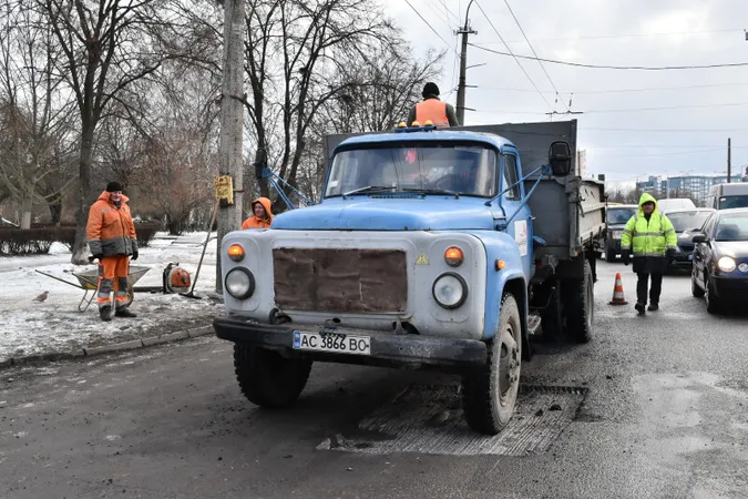 У Луцьку почали латати асфальт на Гордіюк (фото)