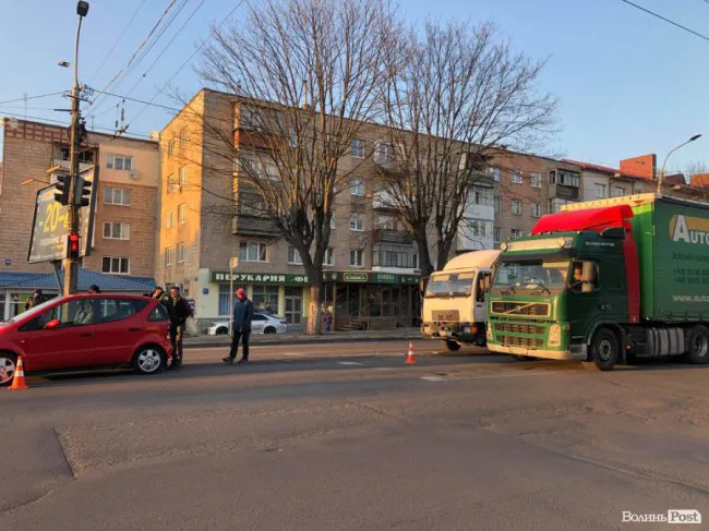 У Луцьку – ДТП: на світлофорі зіткнулися «мерседес»та вантажівка (фото)